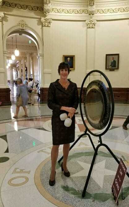 Anne Marie Dorsa of Gong to Go performing at the Texas State Capitol